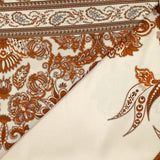 Satin polyester imprimé cachemire en frise orange brûlé fond écru