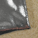Sequins argentés sur tulle gris