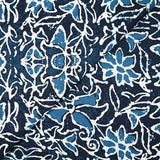 Algodón indio estampado escarabajo y flor contorno blanco fondo azul