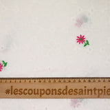 Broderie anglaise brodée fleurs roses fond blanc