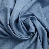 Chambray de algodón decorado con pedrería fondo azul claro