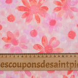 Velo 100% algodón Plumetis coral estampado margaritas fondo rosa