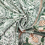 Frisa floral estampada en sarga de poliéster verde y marrón con fondo blanquecino