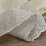 Broderie anglaise festonnée Palaos fond blanc cassé