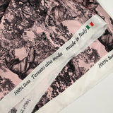 Satén de seda estampado fondo rosa selva