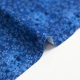 Popeline de coton imprimée jardin fleuri fond bleu cobalt