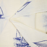 Gasa doble estampada barco azul fondo crudo