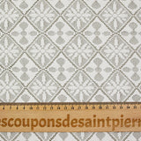 Maille dentelle carré de fleurs fond blanc
