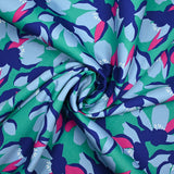 Satin de coton élasthanne fleurs bleu fond vert menthe