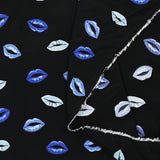 Crêpe viscose satiné bouche bleue fond noir
