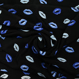 Crêpe viscose satiné bouche bleue fond noir