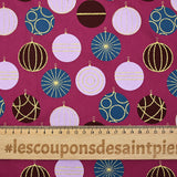 Popelina de algodón estampada con bolas festivas y destellos dorados sobre fondo morado