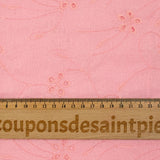 Broderie anglaise festonnée rose dragée