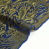 Brocart lamé doré esprit cachemire noir fond bleu roi
