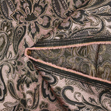 Brocart lamé doré esprit cachemire noir fond vieux rose