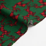 Franela de algodón estampado tartán ciervo rojo sobre fondo verde hierba