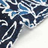 Algodón indio estampado escarabajo y flor contorno blanco fondo azul