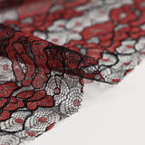 Fino encaje de poliéster bicolor rojo y negro.