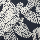 Raso fino de viscosa con estampado de lunares de cashmere, fondo marino