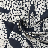 Raso fino de viscosa con estampado de lunares de cashmere, fondo marino