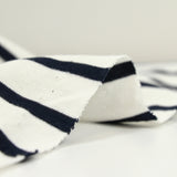 Jersey fino de algodón con rayas azul marino y fondo blanco.