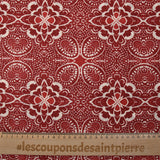 Tejido de algodón con aspecto de lino y estampado arabesco rojo ladrillo.