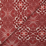 Tejido de algodón con aspecto de lino y estampado arabesco rojo ladrillo.