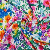 Crepon de viscosa lurex estampado flores rosas, verdes y amarillas sobre fondo blanco