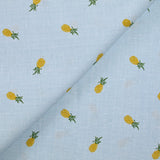 Estampado de piñas en lino y algodón con fondo de cielo