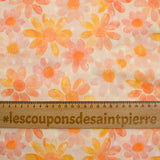 Velo 100% algodón Plumetis estampado margaritas fondo naranja y rosa crudo