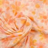 Velo 100% algodón Plumetis estampado margaritas fondo naranja y rosa crudo