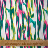 Crepe de viscosa estampado ondas abstractas turquesa y rosa fondo blanco