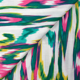 Crepe de viscosa estampado ondas abstractas turquesa y rosa fondo blanco