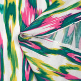 Crepe de viscosa estampado ondas abstractas turquesa y rosa fondo blanco