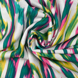 Crepe de viscosa estampado ondas abstractas turquesa y rosa fondo blanco