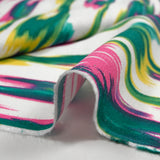 Crepe de viscosa estampado ondas abstractas turquesa y rosa fondo blanco