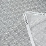 Algodón estampado con flecha negra y fondo blanco.