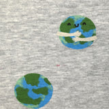 Sudadera con peluche verde tierra sobre fondo gris jaspeado