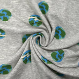 Sudadera con peluche verde tierra sobre fondo gris jaspeado