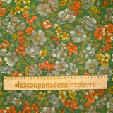 Maille polyester lamée fleurs orange et vert fond vert prairie