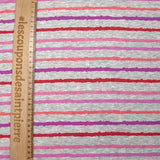 Sudadera de peluche a rayas rojas, rosas y violetas con fondo gris jaspeado