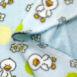 Edredón polar estampado con flores y patitos sobre fondo azul cielo
