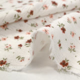 Jersey pointelle coton imprimé envolée de fleurs rose et brique fond blanc cassé