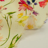 Viscose imprimée pluie de fleurs fond jaune pâle