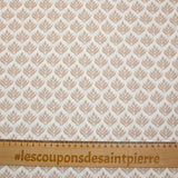 Popelín revestido con estampado vegetal beige sobre fondo blanco roto