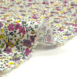 Anna Purple y amarillo Fondo blanco de algodón estampado en blanco por el medidor