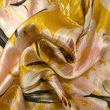 Satin de soie imprimé tulipes sauvages fond moutarde