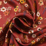 Satin de soie imprimé cascade de fleurs fond bordeaux