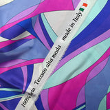 Satin de soie imprimé danse évasive magenta, bleu et parme