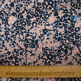 Satin de soie imprimé fleurs à l'encre fond rose poudré